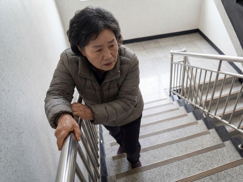 계단 오르기 힘든 모습